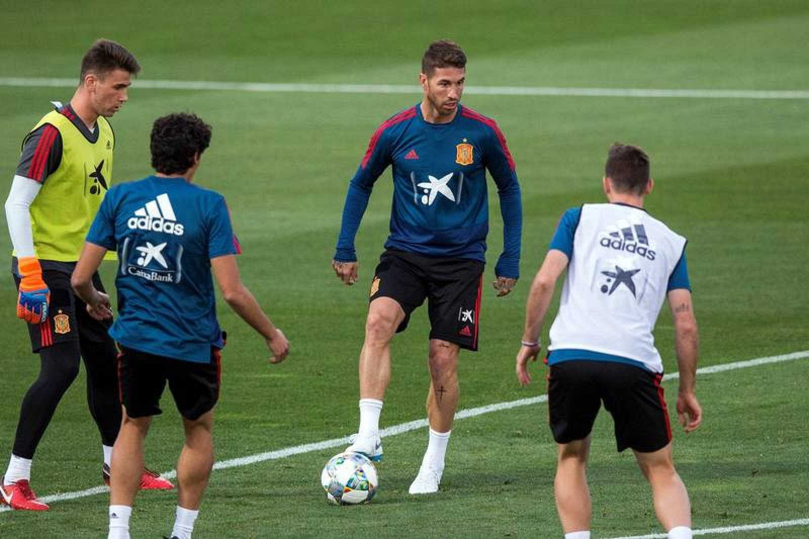 España se mide a Gales con Inglaterra a la vista | Ver