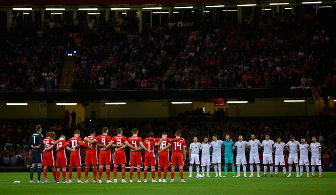 - Minuto de silencio en el Gales - España por la tragedia de Mallorca