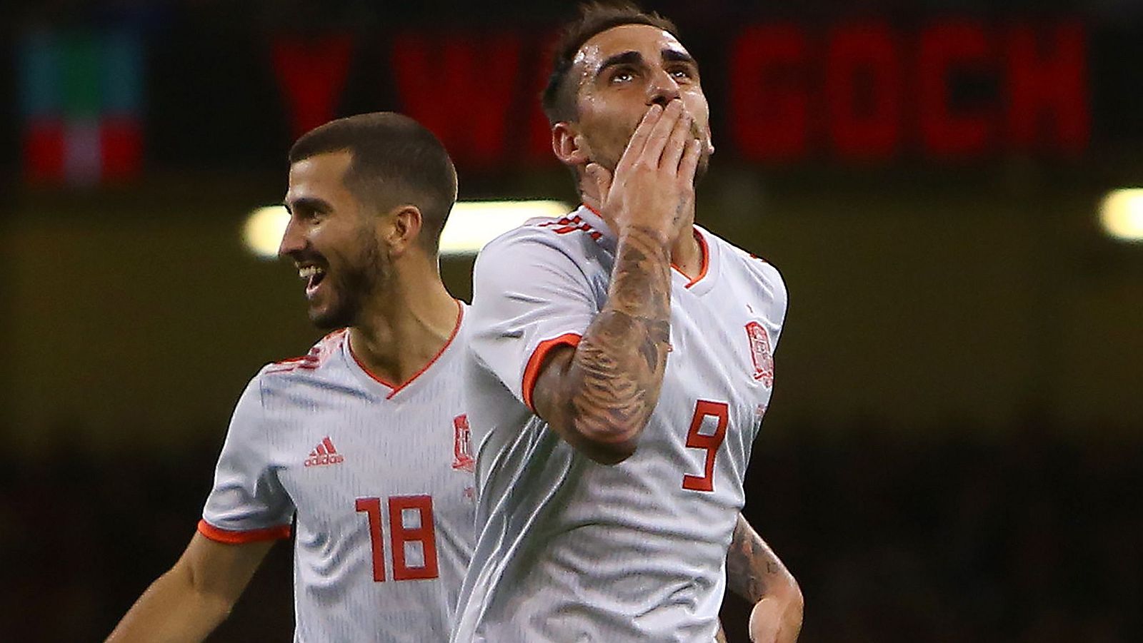 Paco Alcácer está en estado de gracia y marcó su segundo gol contra Gales tras aprovechar el desconcierto en una jugada dentro del área local.