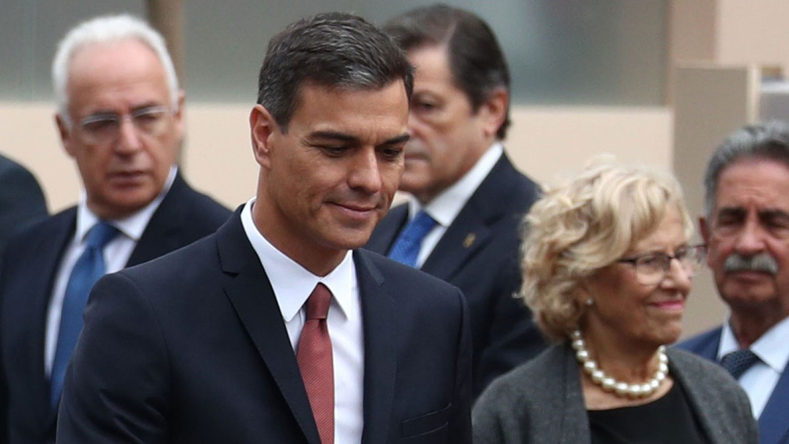 El presidente del Gobierno, Pedro Sánchez, ha recibido pitos y abucheos de una parte del público cercano a la tribuna instalada en el Paseo de la Castellana de Madrid, con motivo de la celebración de la Fiesta Nacional. Entre los insultos proferidos,