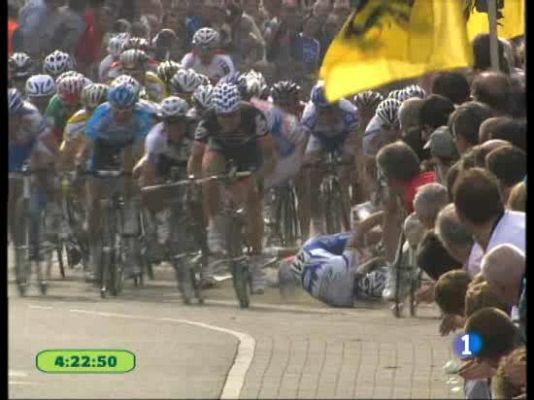  - Espectacular caída a 200m del final