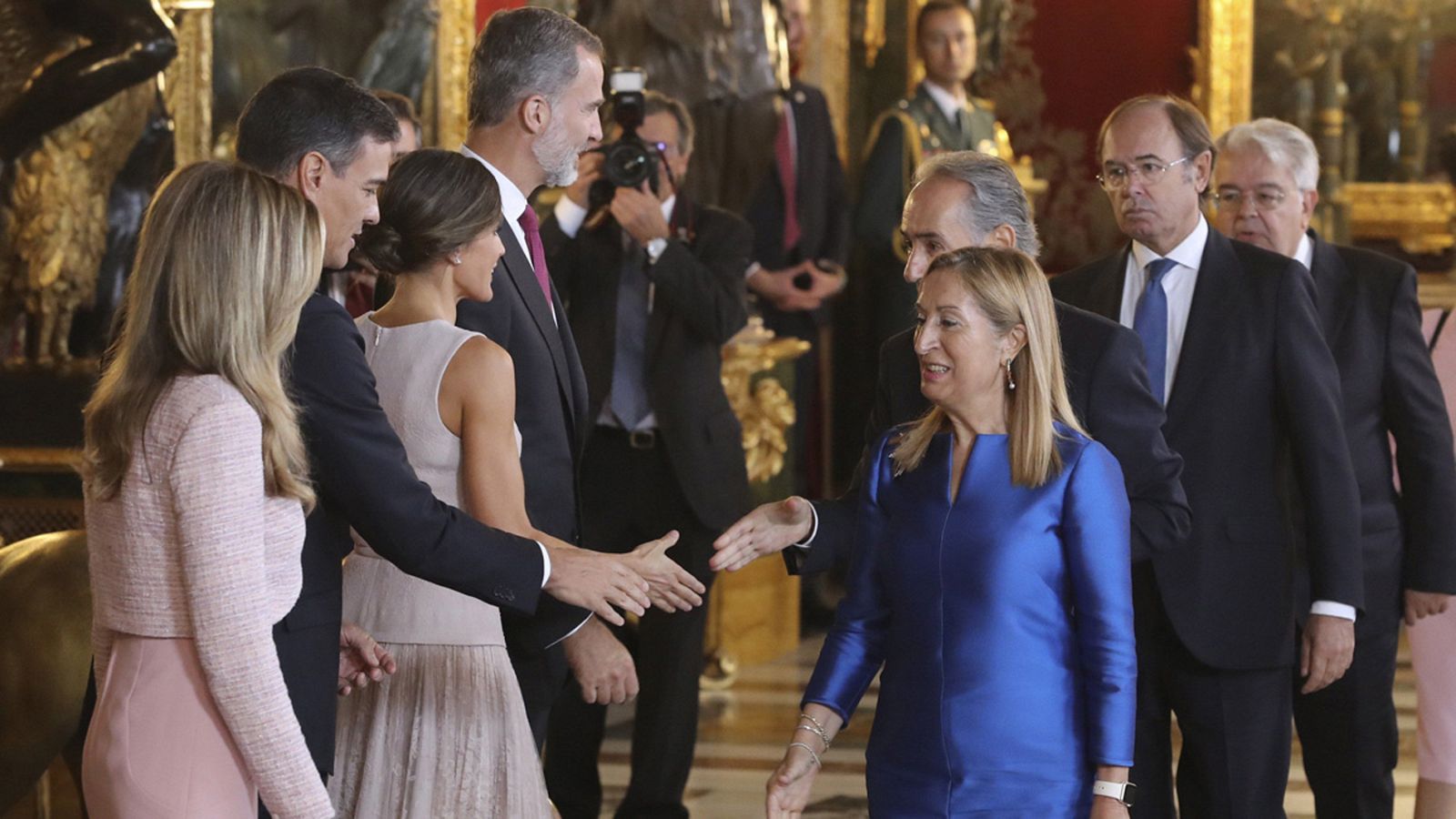 Error de protocolo en el saludo de Pedro Sánchez a los reyes en el Palacio Real