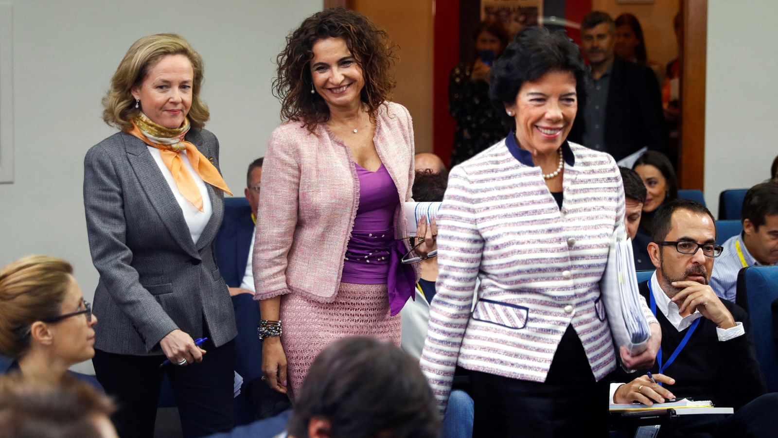 El Gobierno aprueba los presupuestos de 2019, a unas horas de que acabe el plazo para enviarlos a Bruselas. COLAS En el documento  rebaja una décima su previsión de crecimiento económico para 2018 hasta el 2,6 %  y hasta el 2,3 por ciento el próximo