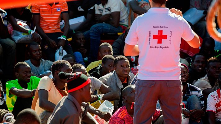 Telediario 1 - La llegada de pateras a las costas españolas en 2016 iguala las cifras de la crisis de los cayucos de 2006