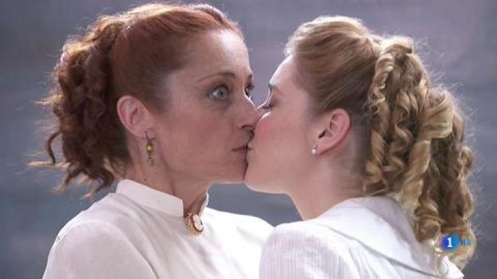 Acacias 38 - Flora besa a Carmen