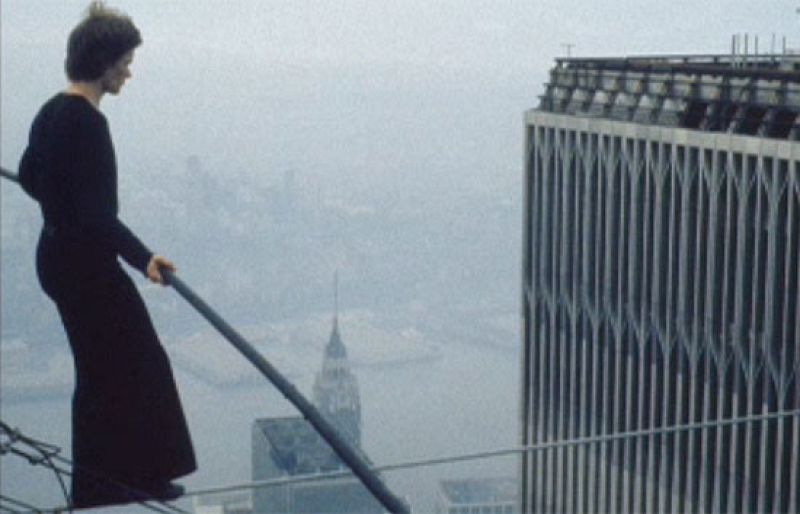 Philipe Pettit caminó entre las torres gemelas de Nueva York en 1974, una historia que llega al cine | Ver