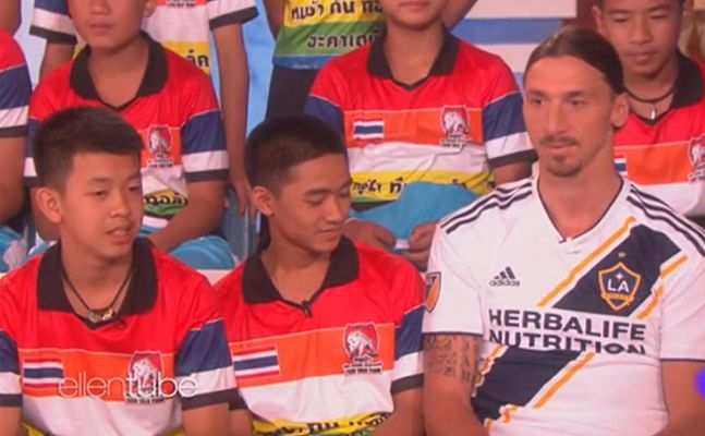 Telediario 1 - Ibrahimovic sorprende a los 12 niños tailandeses rescatados de la cueva de Tham Luang