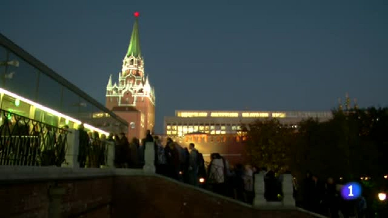 Julio Iglesias se sube al escenario del Palacio Estatal del Kremlin | Ver