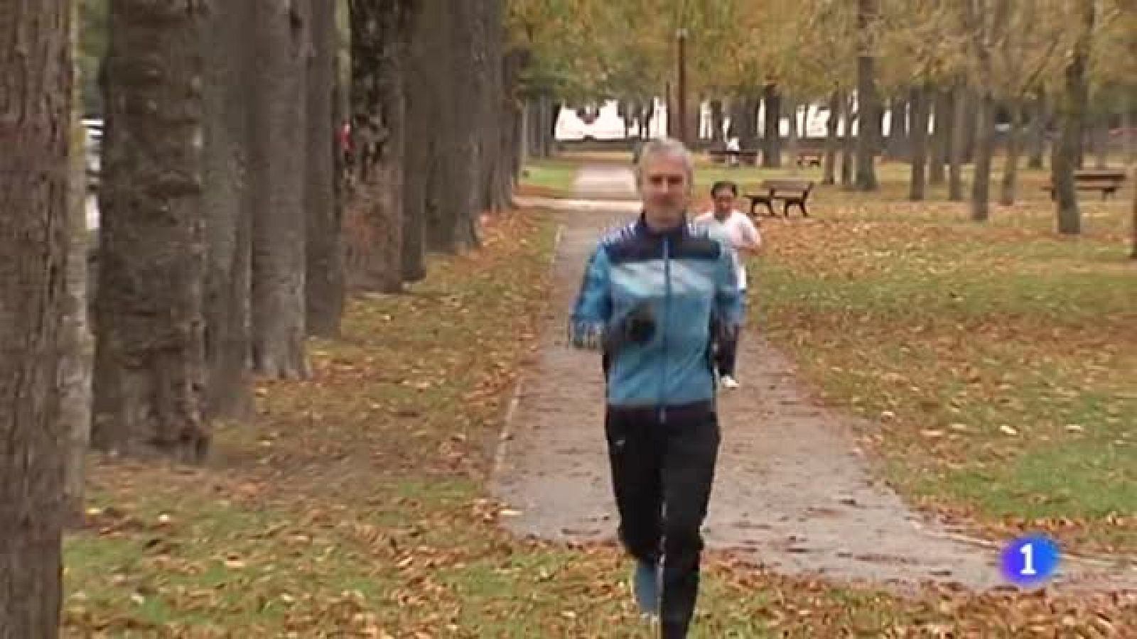 Martín Fiz vuelve a correr un mes después de ser atropellado por un coche mientras entrenaba | Ver