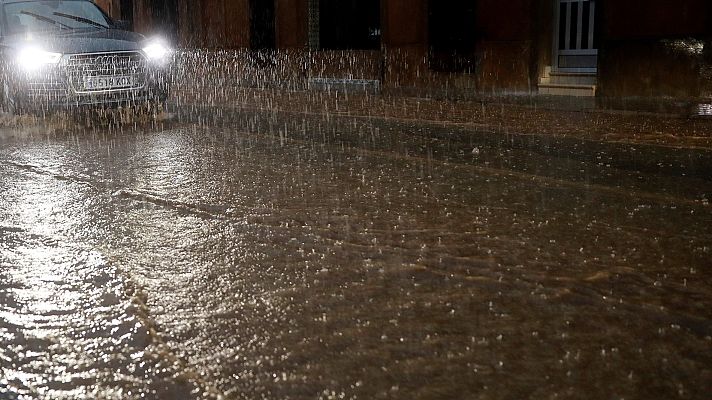 Telediario 1 - Las fuertes lluvias cortan carreteras y cierran escuelas en el episodio más intenso de gota fría desde 2008