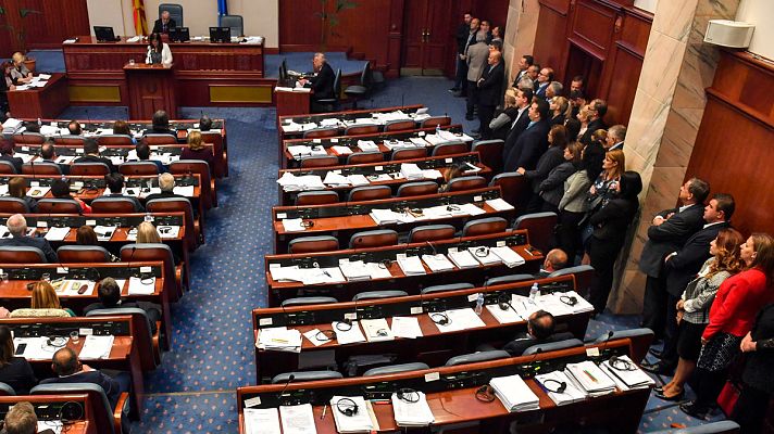 Informativo 24h - El parlamento de Macedonia aprueba el cambio de nombre de su país