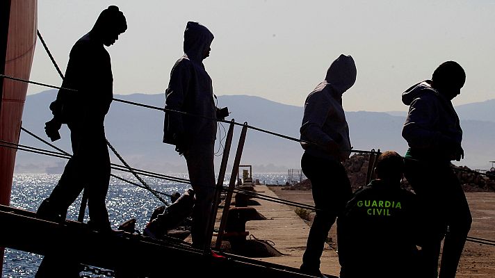 Telediario 1 - Los barcos que transitan las aguas del Estrecho, los otros rescatadores de vidas