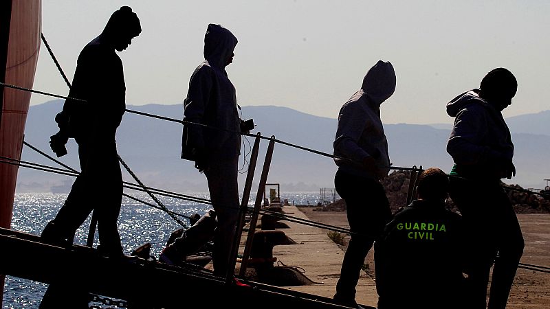 Los barcos que transitan las aguas del Estrecho, los otros rescatadores de vidas