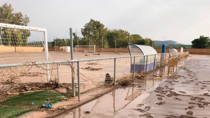 Telediario 1 - Las lluvias torrenciales dejan al Rubio CF sin campo y durmiendo en el autobús