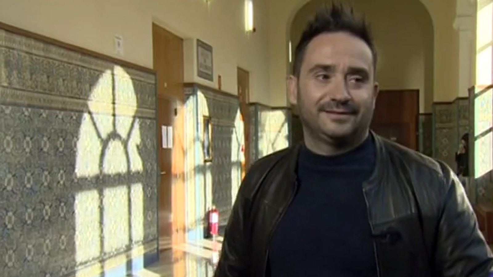 Bayona imparte una clase magistral de cine en la Universidad de Valladolid antes de recoger la Espiga de Honor