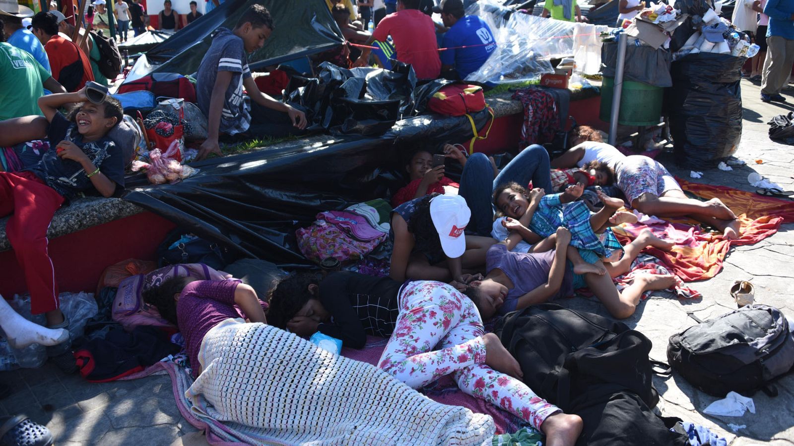 Jornada de luto y descanso en la caravana de migrantes hondureña