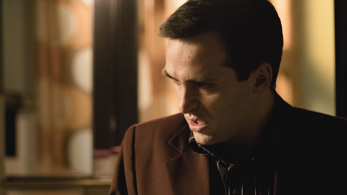 Cuéntame cómo pasó - Carlos llega a la cena puesto hasta "las cejas"