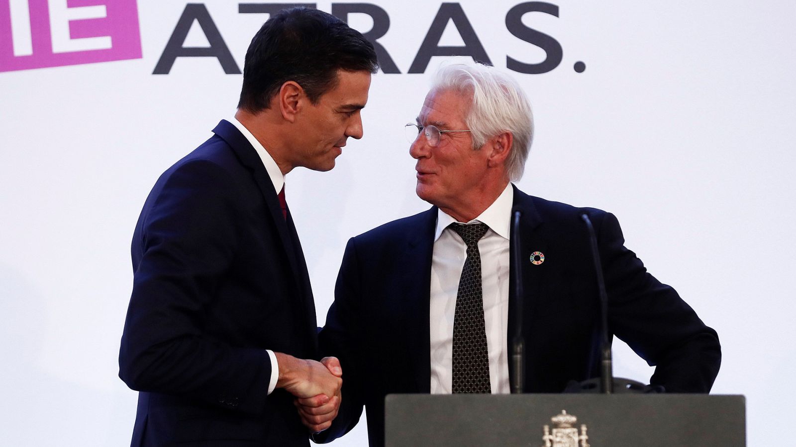 Sánchez se compromete ante el actor Richard Gere y RAIS Fundación a impulsar medidas para las personas sin hogar