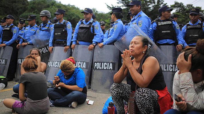 Telediario 1 - Miles de hondureños siguen atravesando el Estado mexicano de Chiapas camino de EE.UU.