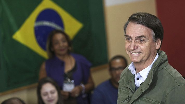 Informativo 24h - Bolsonaro vota en un colegio electoral en Río de Janeiro