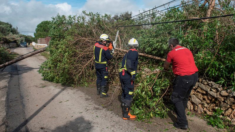 El temporal deja sin luz a miles de personas en Menorca y Asturias