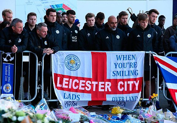 Telediario 1 - Homenaje masivo al presidente del Leicester fallecido