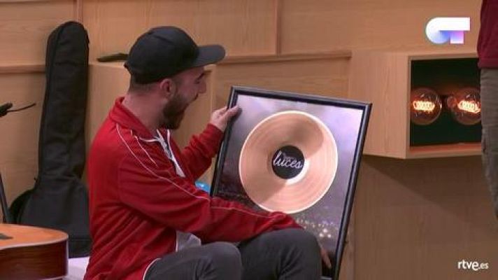 OT 2018 - Nil Moliner recibe el disco de oro digital por "Que nos siga
