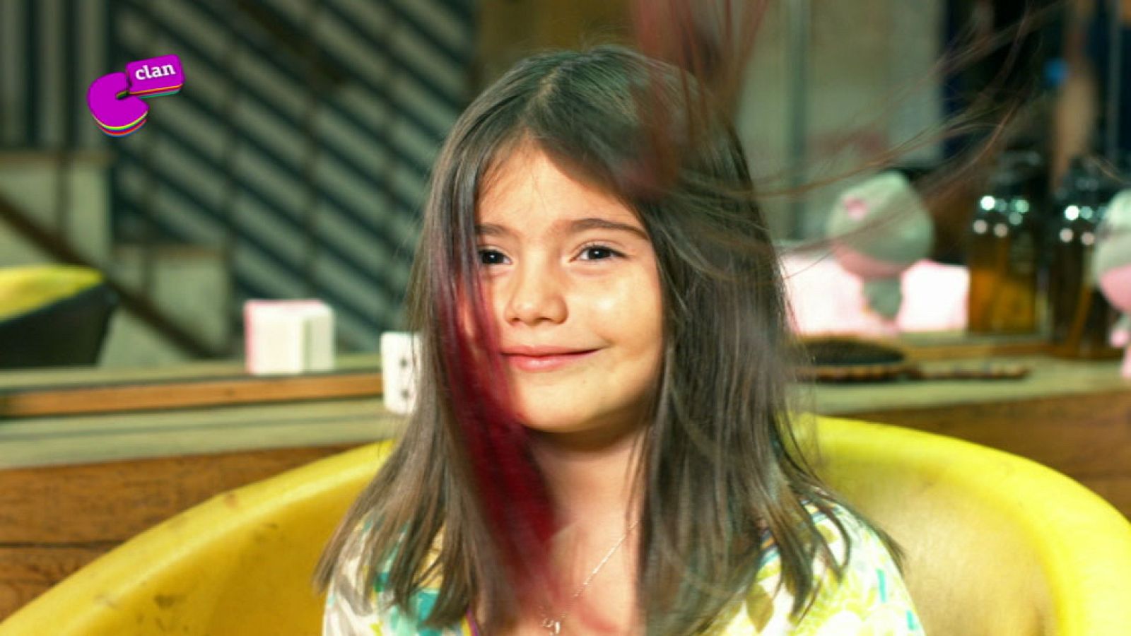 Adaya se hace mechas de colores - Club Clan | Ver