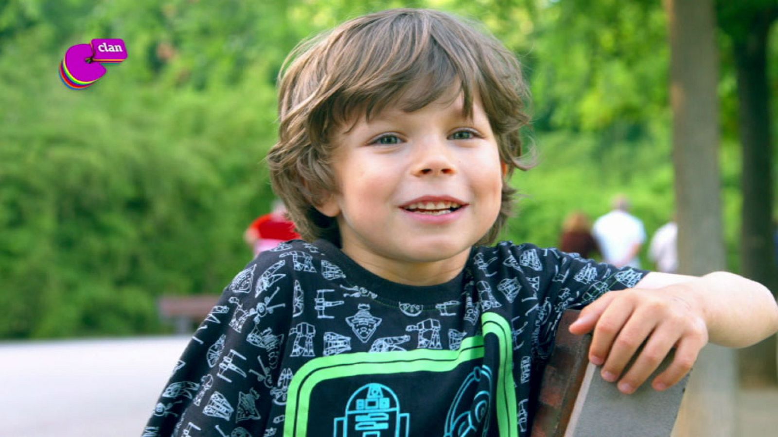 Nico hace fotos en el parque - Club Clan | Ver