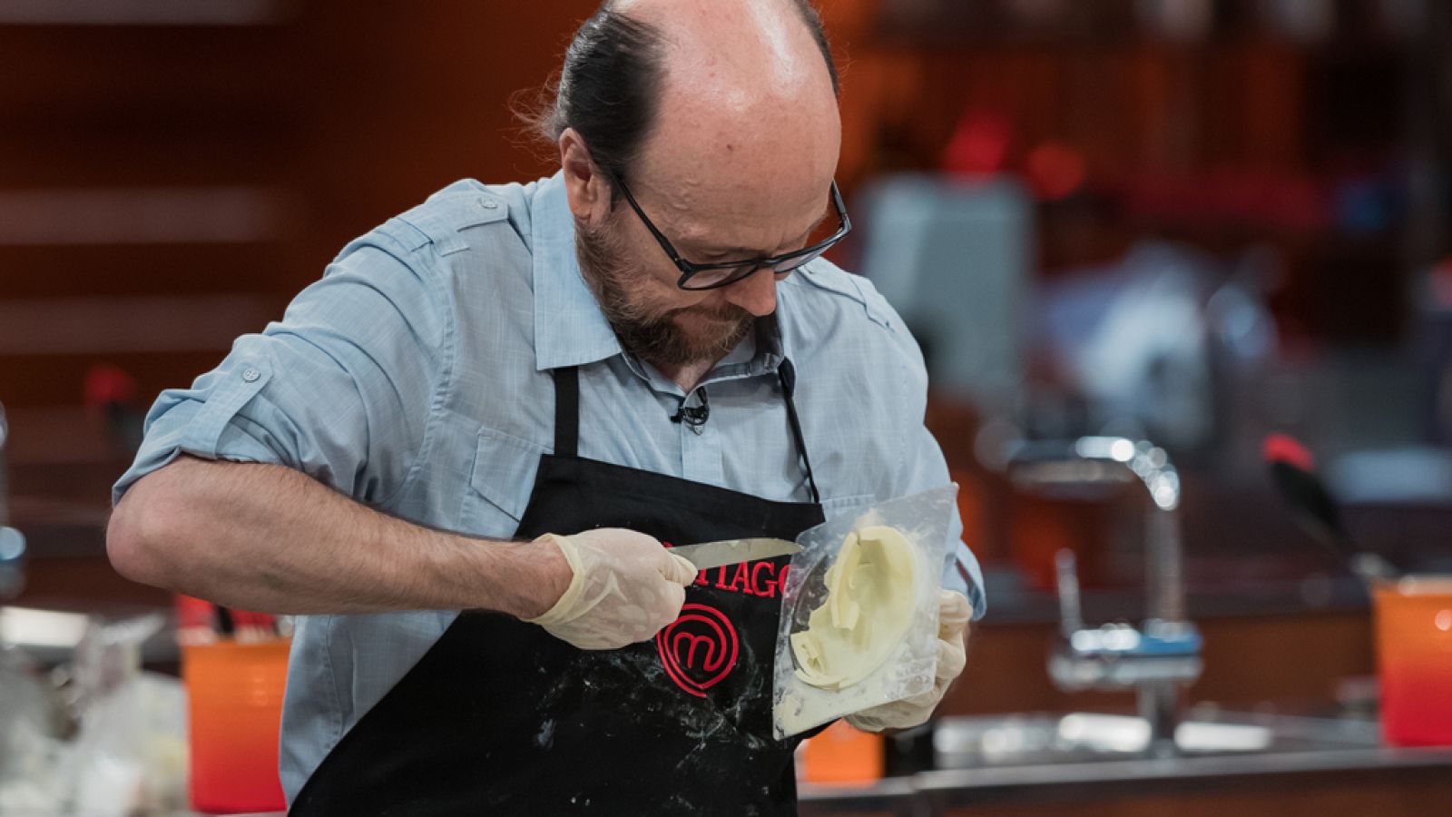 La lucha de Santiago Segura con la esfera de chocolate | Ver