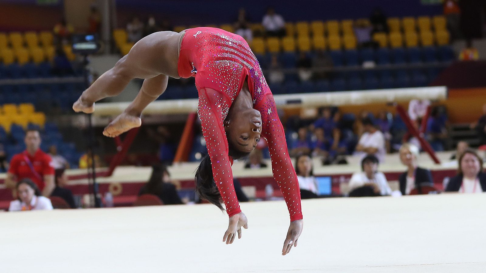 La gimnasta estadounidense Simone Biles se proclamó este martes campeona del mundo por equipos con Estados Unidos. La sensación de Río 2016 no competía desde los Juegos y ha vuelto al máximo nivel.