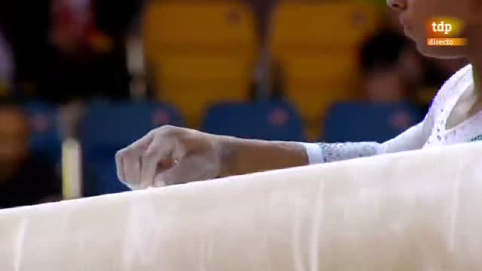 La estadounidense se encamina hacia su 12º oro mundialista tras el ejercicio en la barra.