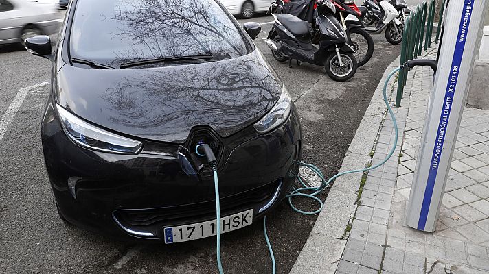 Telediario 1 - Del diesel y la gasolina al enchufe: llegan las 'electrolineras' para cargar al coche eléctrico