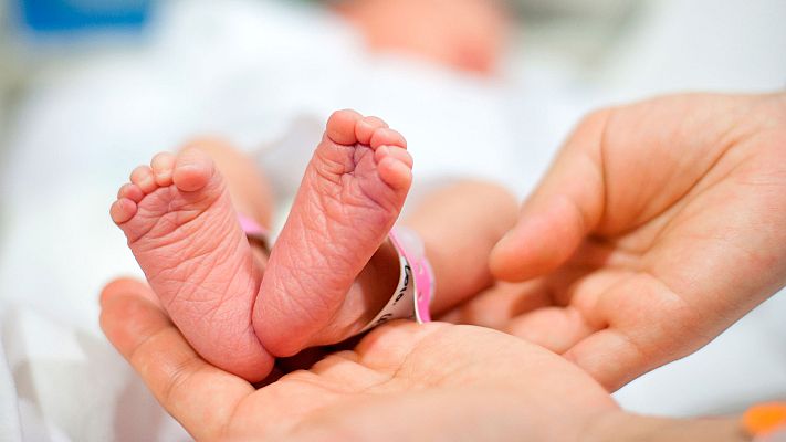 Telediario 1 - Francia investiga el nacimiento de niños sin manos o brazos tras detectar 29 casos desde el año 2000