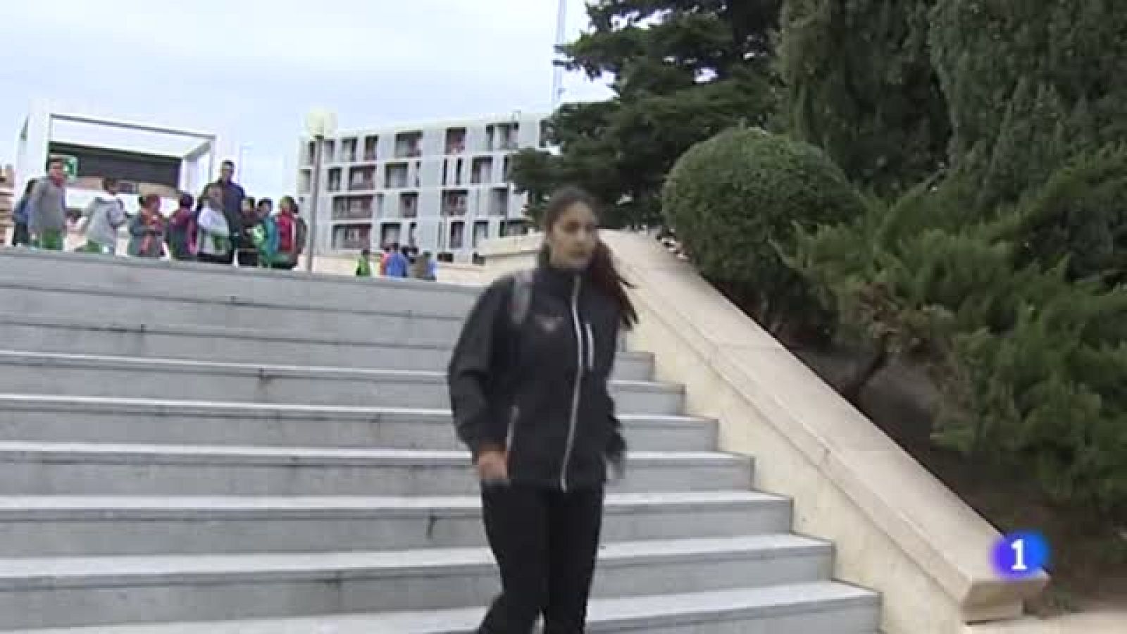 Esta zaragozana de 18 años no entiende de barreras ni de prejuicios: Es árbitra de baloncesto, la única en Aragón.