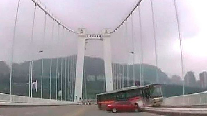  - Una pelea hizo que un autobús cayera al río en China y murie