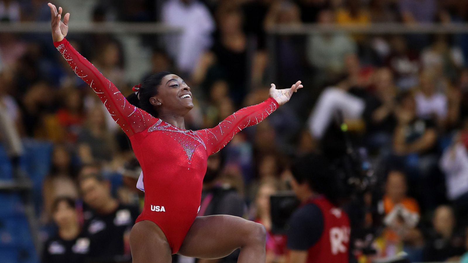 Biles logra el oro en suelo y consigue su sexta medalla en los Mundiales de Doha | Ver