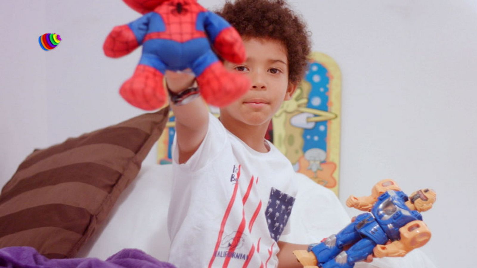 Miguel Ángel juega con su robot - Club Clan | Ver