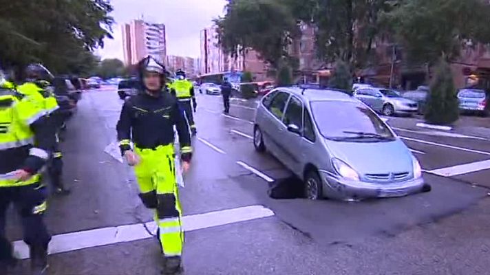 Informativo 24h - Un socavón obliga a cortar al trafico una calle de Madrid