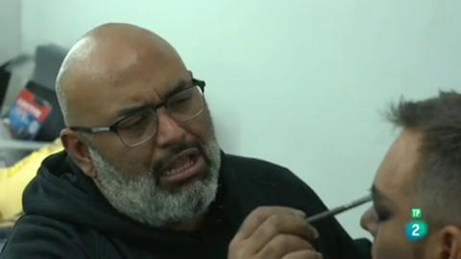 Dfiesta - Lewis Amarante, maquillador profesional, ayudando en los pasos de la Semana Santa de Lorca