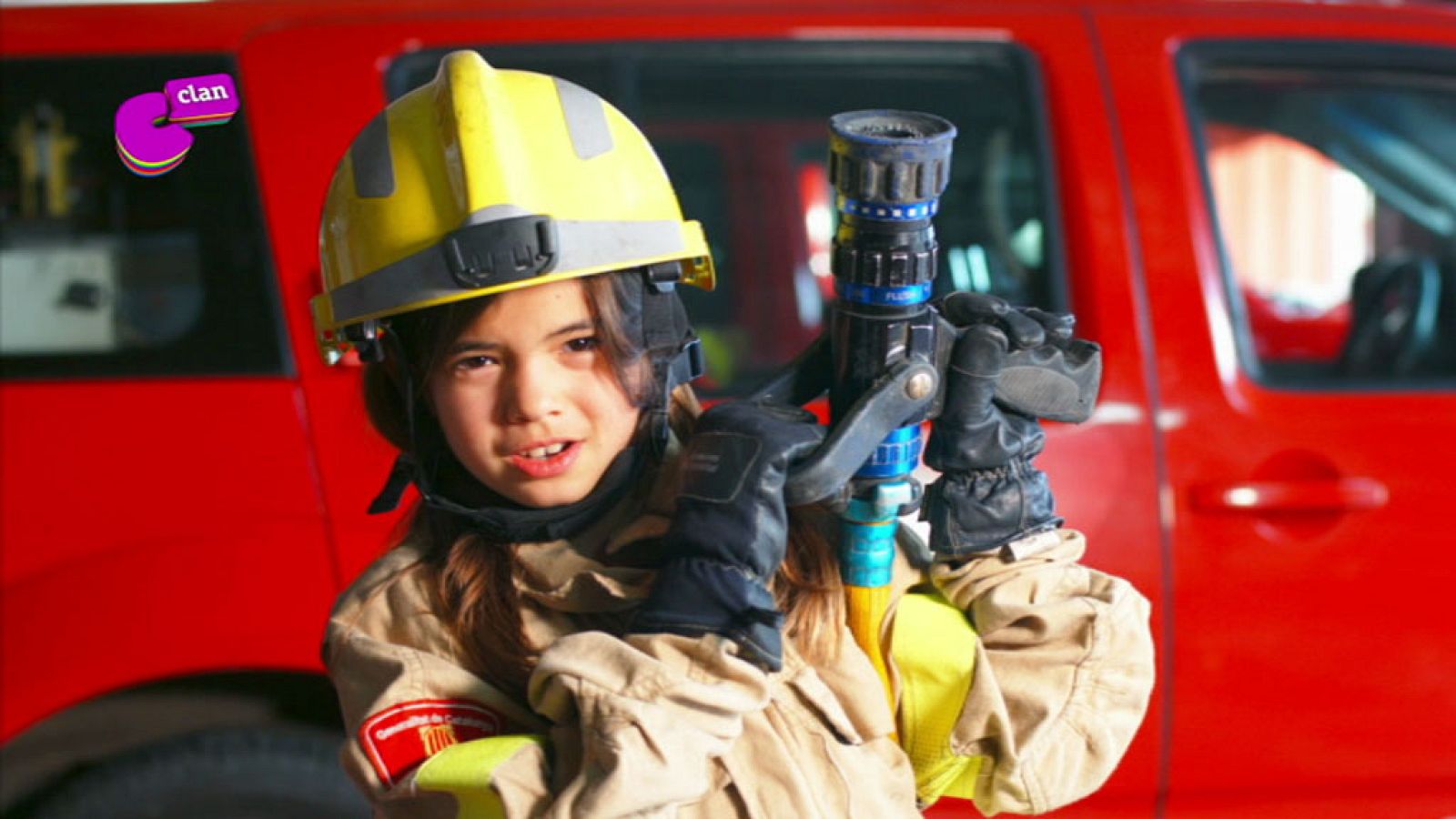 Coral y su madre en la estación de bomberos - Club Clan | Ver