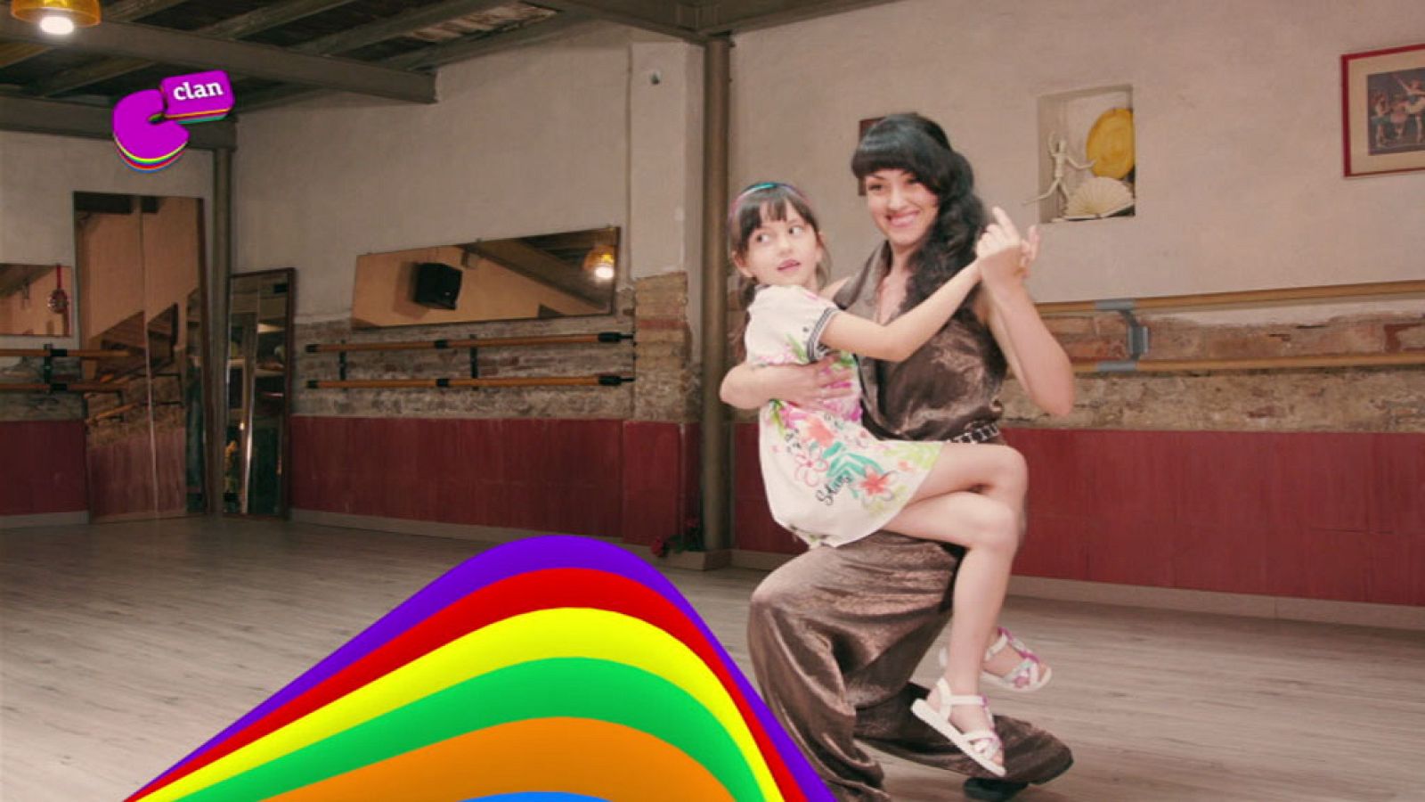 Akane y su madre bailan tango - Club Clan | Ver
