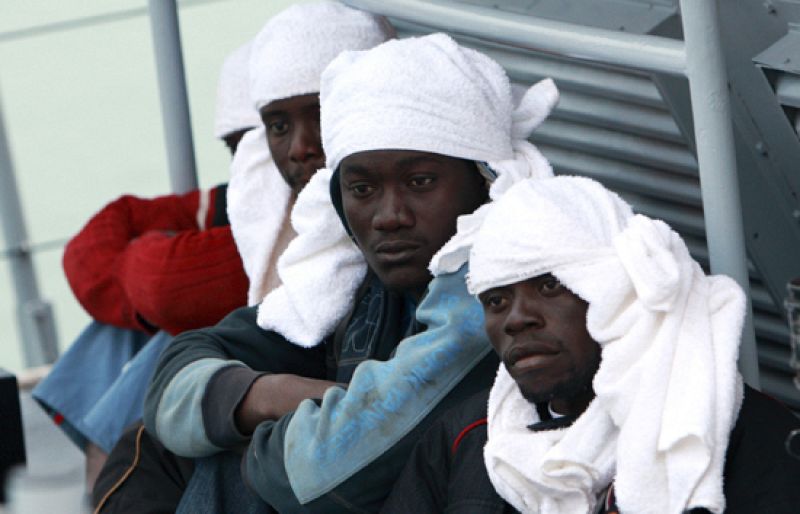 Llegan a Italia los 140 clandestinos rescatados en aguas de Malta