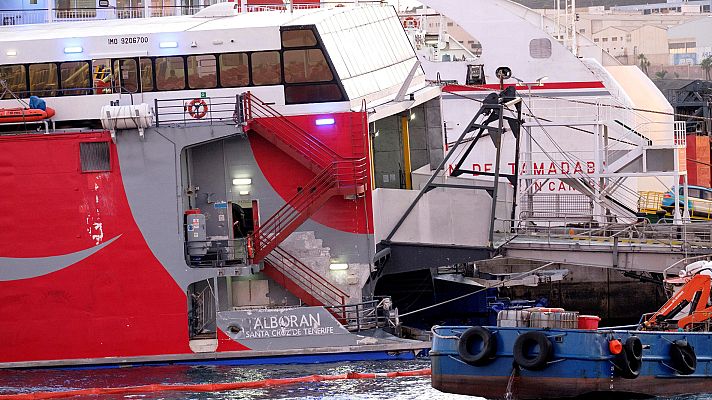 Telediario 1 - Rescatan a tres personas tras caer al agua en Gran Canaria por el choque de su embarcación con un ferri