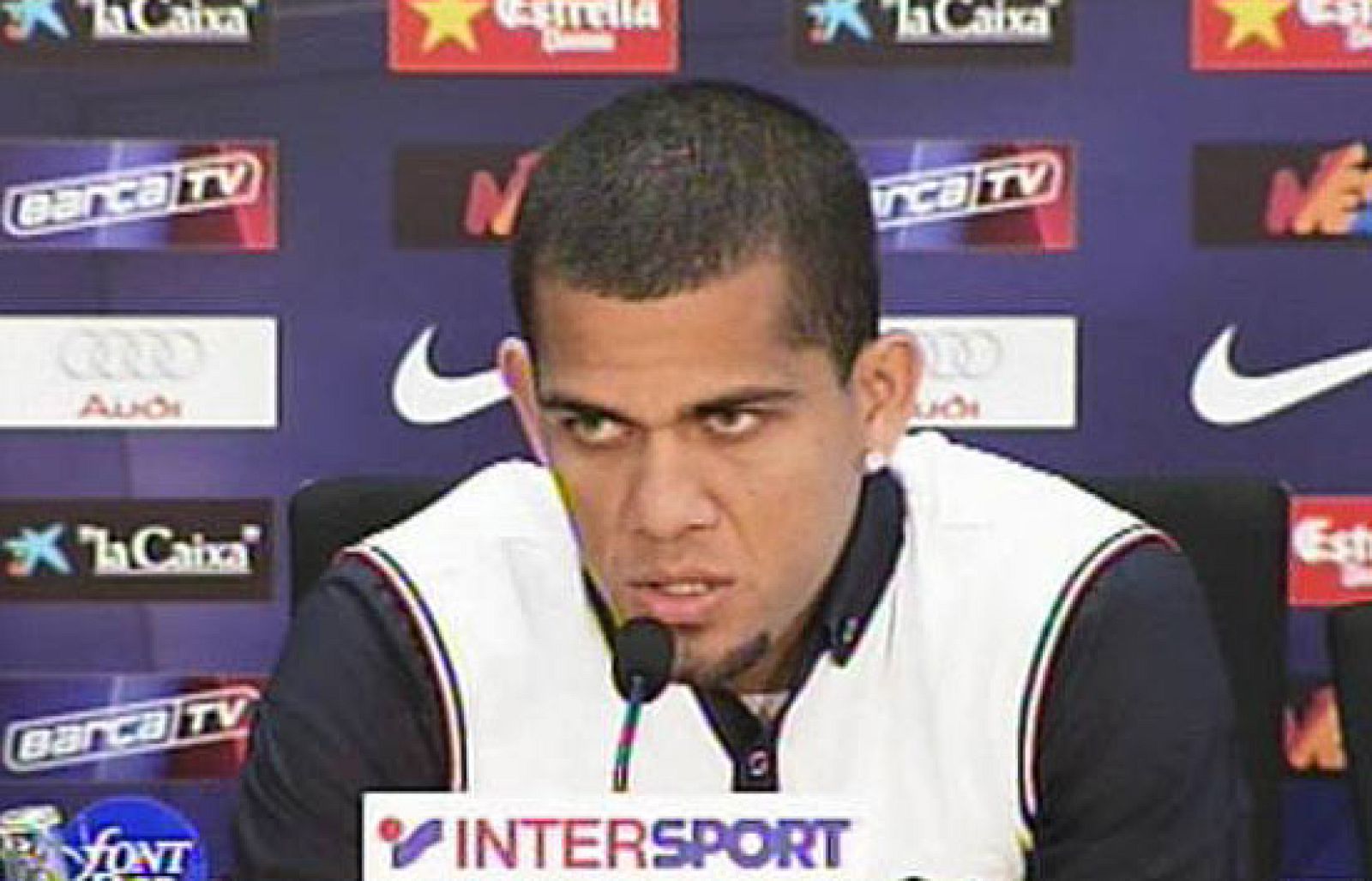 Daniel Alves, lateral derecho del Barcelona, ha declarado en rueda de prensa que 'quejarse de los árbitros es de perderores'.