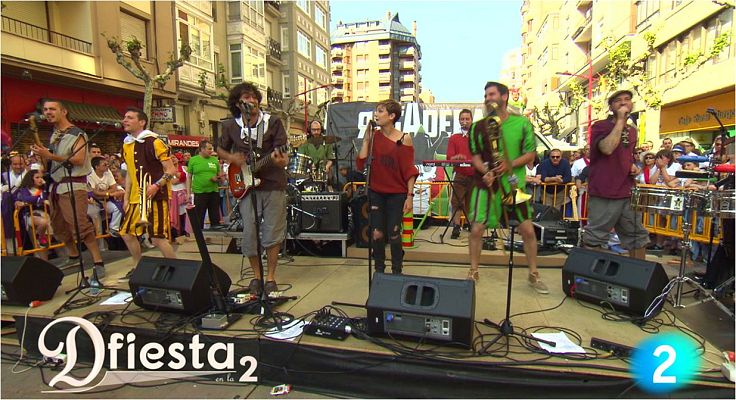 Dfiesta en La 2 - La Regadera, canta "Bailaremos"