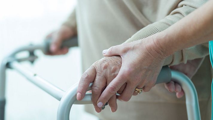 Telediario 1 - Una de cada cuatro mujeres no puede trabajar por asistir a un enfermo