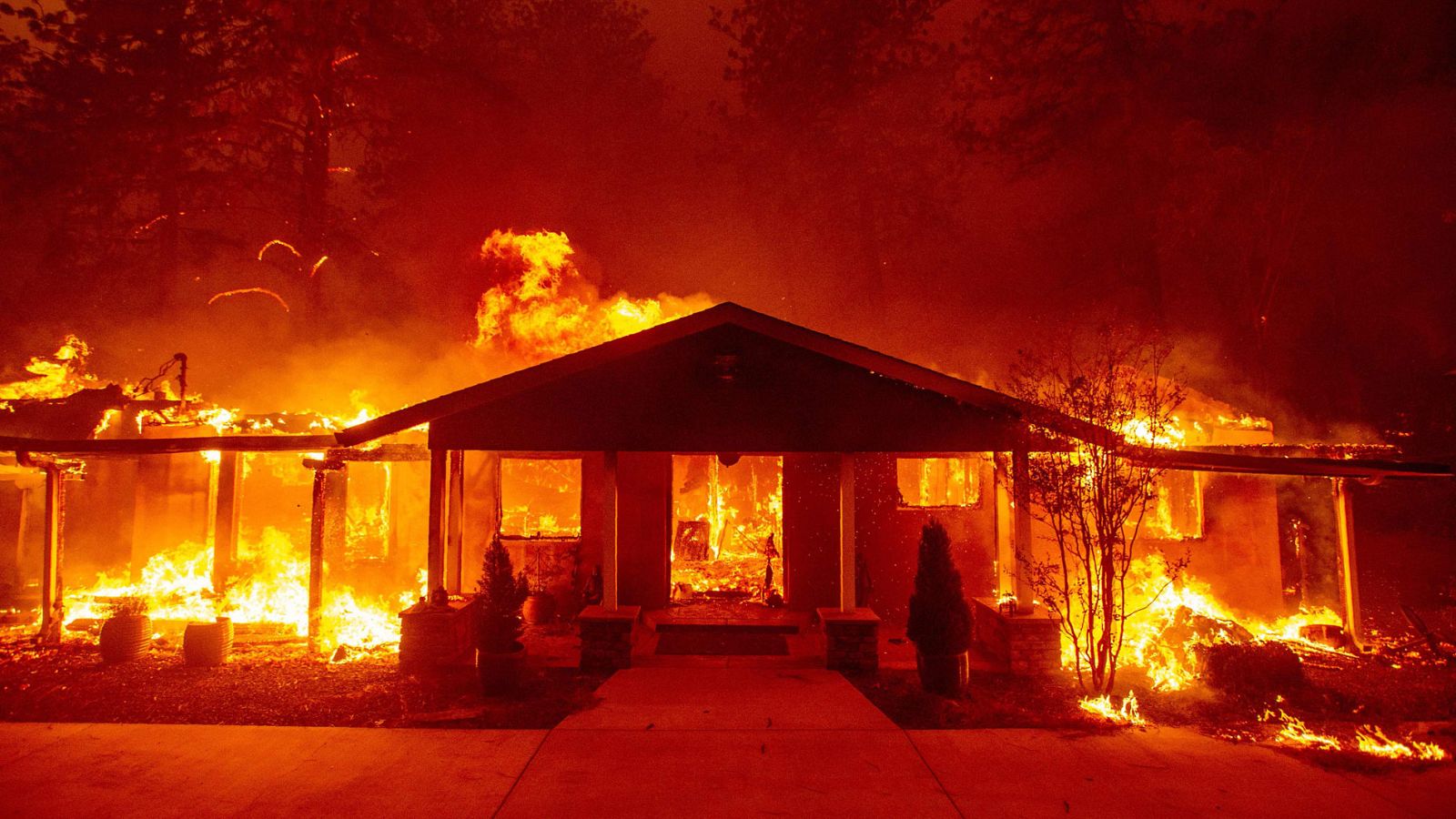 Varios muertos y 150.000 evacuados en una nueva oleada de incendios en California