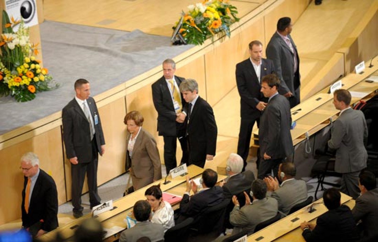 La UE planta a Mahmud Ahmadineyad cuando hablaba de un gobierno racista en Israel | Ver