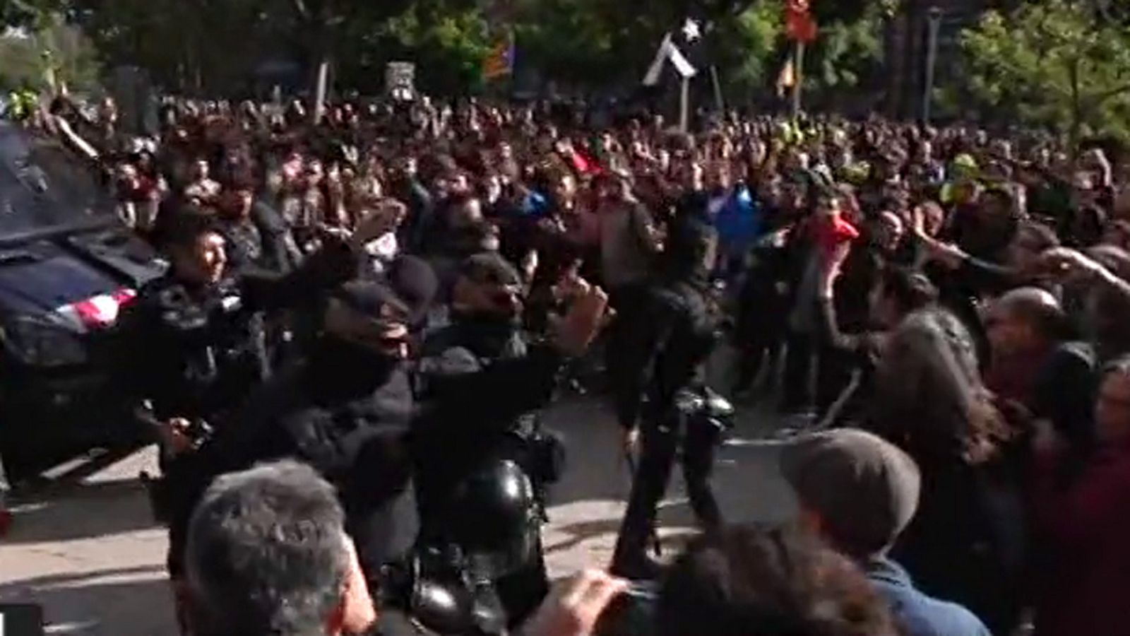 Jusapol reivindica en Barcelona la equiparación salarial de los cuerpos policiales y los CDR convocan una contramanifestación